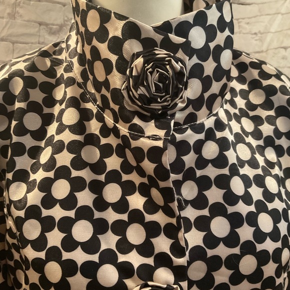“COCO & TASHI” Black and White Floral Coat Dress . - Picture 6 of 15
